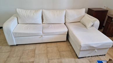 divano bianco con chaise longue