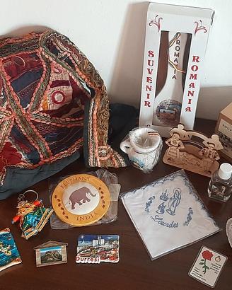 Lotto Souvenir dal Mondo: borsa India + gadget