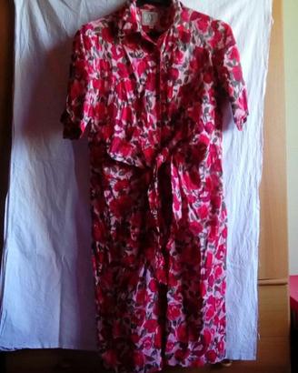 Vestito rosso con rose