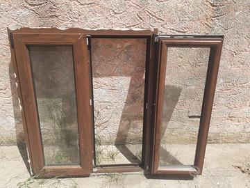 Finestra con persiana in pvc color legno noce