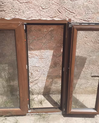 Finestra con persiana in pvc color legno noce