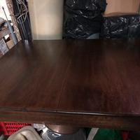 Tavolo in legno lavorato a mano