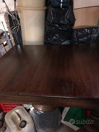 Tavolo in legno lavorato a mano