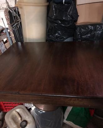 Tavolo in legno lavorato a mano