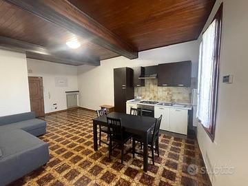 C.Storico: camera singola arredata