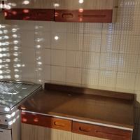 cucina con forno e cappa e lavandino in muratura