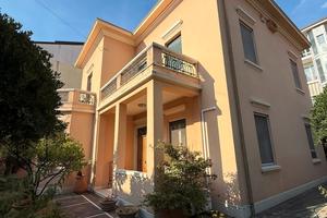 Villino d'epoca centralissimo con corte e garage