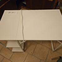 Scrivania con multipresa