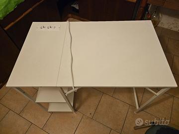 Scrivania con multipresa