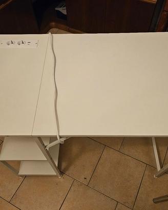 Scrivania con multipresa