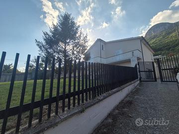 Villa indipendente con giardino a Contrada
