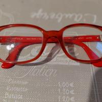 Occhiali rossi da bambina