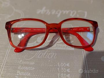 Occhiali rossi da bambina