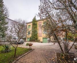 VILLA BIFAMILIARE CON GIARDINO PRIVATO