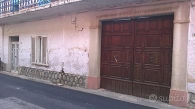 Casa mondragone in centro doppia entrata giardino