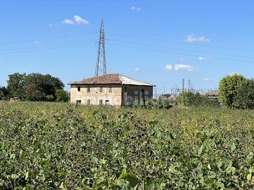 Rustico / Casale di 375 m² con 4 locali e box auto