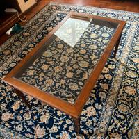 Tavolino di legno con ripiano in vetro