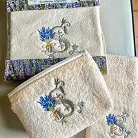 Set asciugamani e portatrucco con iniziale “S”