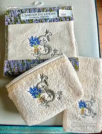 Set asciugamani e portatrucco con iniziale “S”