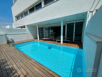 Jesolo-porzione di villa-piscina privata-centrale