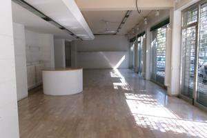 Ampio locale commerciale zona centrale