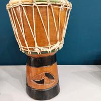 Djambè/bongo africano dipinto e fatto a mano.