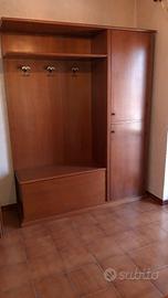 Mobile con panca, ante e attaccapanni
