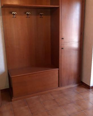 Mobile con panca, ante e attaccapanni