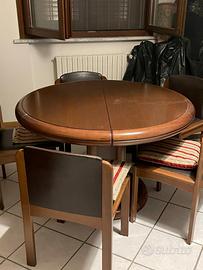 Tavolo allungabile in legno con sedie