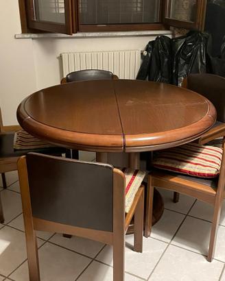 Tavolo allungabile in legno con sedie