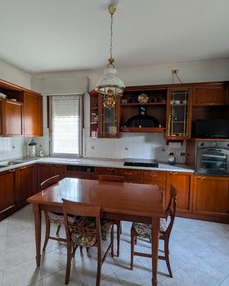 Cucina angolare in ciliegio con elettrodomestici 