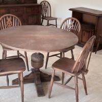 Tavolo tondo con sei sedie.