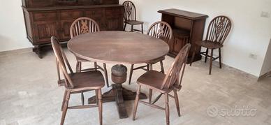 Tavolo tondo con sei sedie.