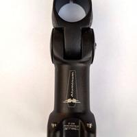 Attacco per manubrio regolabile MTB