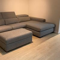 Divano 4 posti,penisola e grande puff contenitore