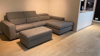 Divano 4 posti,penisola e grande puff contenitore
