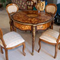 Tavolo con 4 sedie intarsiate e borchie in ottone