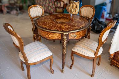 Tavolo con 4 sedie intarsiate e borchie in ottone