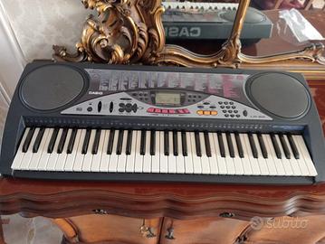 Tastiera Casio LK-50 con tasti luminosi