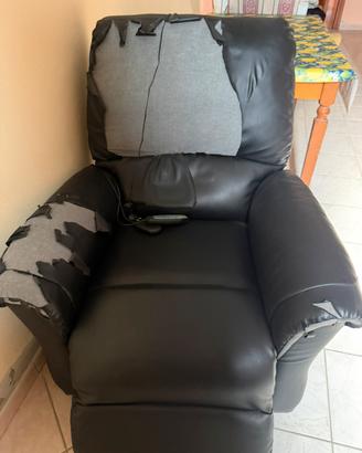 Poltrona relax massaggiante con funzione autoaiuto