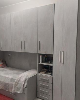 Cameretta completa con doppio letto ad angolo