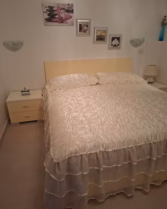 Camera da letto  moderna bianca
