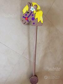 Cavallo cavalcabile con ruote