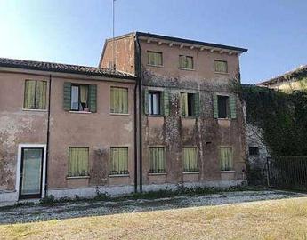 Immobile in asta di 667 m² con più di 5 locali a C