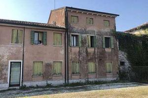 Immobile in asta di 667 m² con più di 5 locali a C