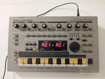 Roland MC-303 groovebox