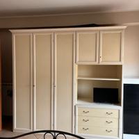 Camera da letto - Grande armadio, letto e comò