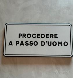 Cartello stradale "Procedere a passo d'uomo" 50x25