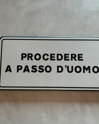 Cartello stradale "Procedere a passo d'uomo" 50x25