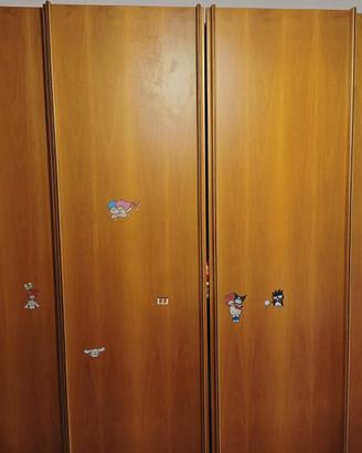 Da dare armadio con porte scorrevoli e armadietto